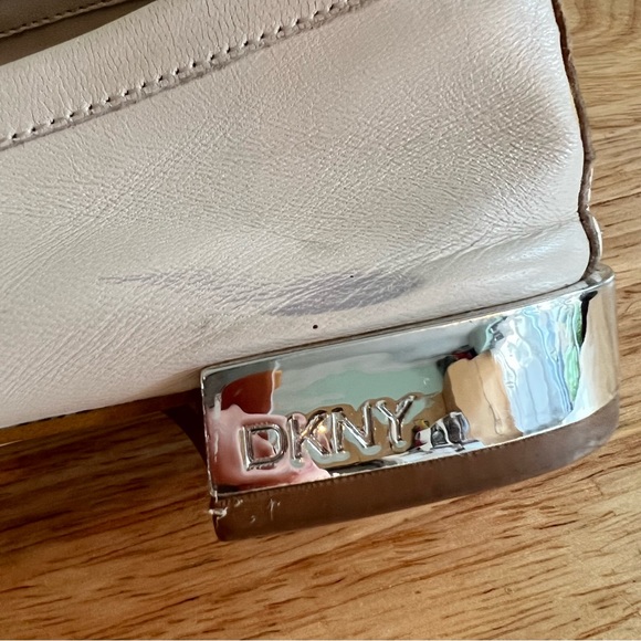 🌺HOST PICKx2🌺 DKNY Creamy White Loafers - Size 6 - Picture 10 of 12